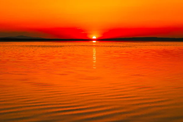 夕阳笼罩在平静的湖面上 日落或日出背景照片 橙色的夕阳西下 — 图库照片