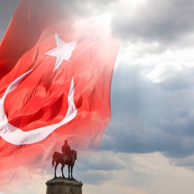 29 Ekim Türkiye Cumhuriyet Günü veya 29 Ekim cumhuriyet cumhuriyet bayramının arkaplan kare format fotoğrafı. Türk Bayrağı ve Atatürk Anıtı.
