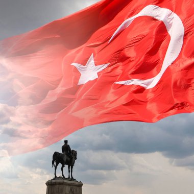 Türk Bayrağı ve Atatürk anıtı. 29 Ekim Türkiye Cumhuriyet Günü veya 29 Ekim Cumhuriyet Bayrami arkaplan kare format fotoğrafı.