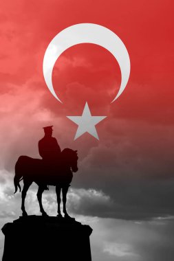 29 Ekim Türkiye Cumhuriyeti Günü veya cumhuriyet bayrami dikey fotoğrafı. Türk bayrağı ve Atatürk heykeli.