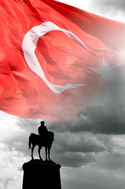 Türk Bayrağı ve Atatürk Heykeli. Türkiye Cumhuriyet Günü veya cumhuriyet bayrami kelimenin tam anlamıyla Türkçe. 