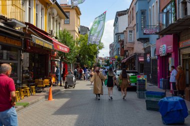 İstanbul 'a git. Balat bölgesinden sokak manzarası. Turistler ve sokaktaki insanlar. İstanbul Türkiye - 8.20.2022