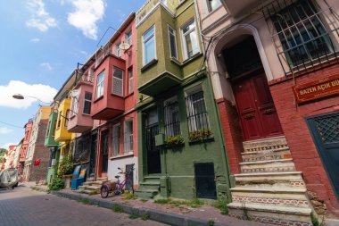 İstanbul 'a git. Fener ve Balat ilçelerinde tarihi Türk evleri. İstanbul Türkiye - 8.20.2022