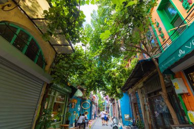 İstanbul 'un Balat ilçesinde bir sokak manzarası. Sokaktaki turistler. İstanbul Türkiye - 8.20.2022