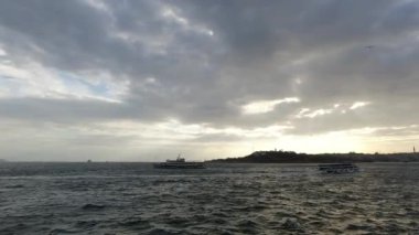 İstanbul, gün batımında Boğaziçi 'ndeki bir feribottan 4K video kaydında. İstanbul Türkiye - 3.30.2021