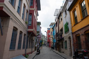 Balat Caddesi. İstanbul 'daki arka plan fotoğrafına git. Balat ilçesindeki geleneksel Türk evleri. İstanbul Türkiye - 8.20.2022