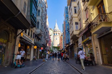 Arka planda Galata bölgesinden ve Galata Kulesi 'nden bir sokak manzarası. İstanbul fotoğrafına git. İstanbul Türkiye - 8.20.2022