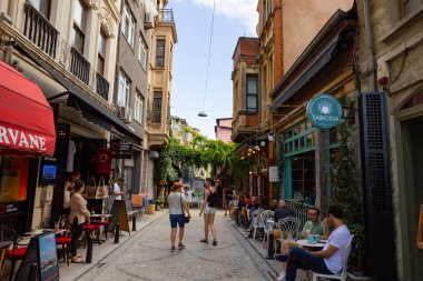 İstanbul 'daki arka plan fotoğrafına git. Balat bölgesindeki turistler. İstanbul Türkiye - 8.20.2022