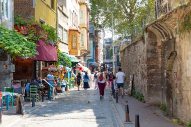 Balat bölgesinde bir sokakta turistler. İstanbul 'daki arka plan fotoğrafına git. İstanbul Türkiye - 8.20.2022