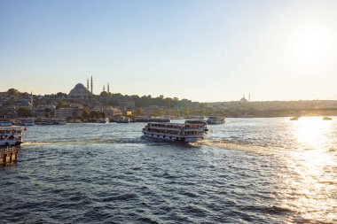 İstanbul gün batımı manzaralı. Türkiye 'deki arka plan fotoğrafına git. Arka planda Haliç ve Süleyman Camii 'ndeki feribotlar. İstanbul Türkiye - 8.20.2022