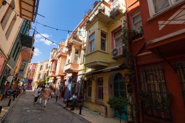 İstanbul 'daki arka plan fotoğrafına git. Fener bölgesinden sokak manzarası. Sokaktaki turistler. İstanbul Türkiye - 8.20.2022