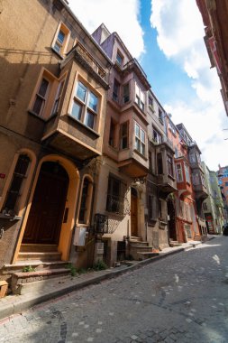 İstanbul 'un Balat ilçesindeki geleneksel Türk Evleri. Osmanlı mimarisi. İstanbul Türkiye - 8.20.2022