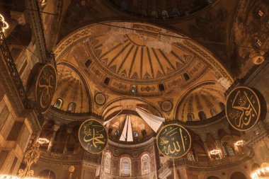 İslami arkaplan. Ayasofya Camii 'nin ya da Ayasofya' nın içinden bir manzara. Ramazan veya kandil veya laylat al-Qadr veya İslami arka plan. İstanbul Türkiye - 8.12.2022