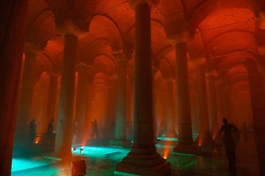 Bazilika Sarnıcı. Bazilika Sarnici veya Yerebatan Sarnici sütunları. Gürültü ve tahıl dahil. Seçici odaklanma. İstanbul Türkiye - 8.3.2022