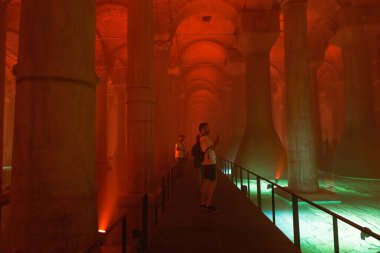 İstanbul 'daki Bazilika Sarnıcısını ziyaret eden turistler. Gürültü ve tahıl dahil. Seçici odaklanma. İstanbul Türkiye - 8.3.2022