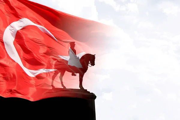 Bendera Dan Siluet Turki Dari Monumen Ataturk Dengan Ruang Fotokopi — Stok Foto