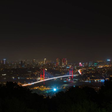 İstanbul manzaralı. Geceleyin Boğaz ya da 15 Temmuz Şehitler Köprüsü. İstanbul kare biçiminde arkaplan fotoğrafı.