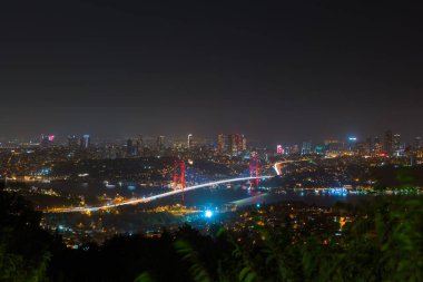 İstanbul şehir manzarası. Camlica Hill 'den geceleri Boğaz Köprüsü' ne. İstanbul 'a ya da Türkiye' nin arka plan fotoğrafına git. Gürültü dahil.