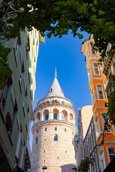 İstanbul 'daki Galata Kulesi. İstanbul 'daki dikey arka plan fotoğrafına git. Caddeden Galata Kulesi manzarası.
