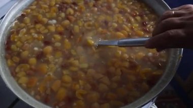 Asure veya Noah Puding pişiriyor. Ev yapımı asure 4K video. Türk kültürü. Geleneksel Türk tatlıları.