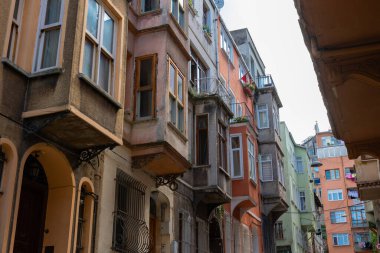 İstanbul 'un Balat ilçesindeki evler. Geleneksel Türk evleri. İstanbul Türkiye - 8.20.2022