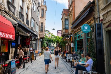 İstanbul 'un Balat ilçesinde turistler. Türkiye 'deki arka plan fotoğrafına git. İstanbul Türkiye - 8.20.2022