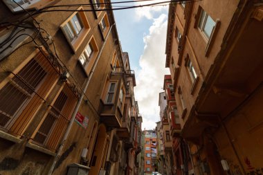 İstanbul 'un Balat ilçesindeki geleneksel Türk Evlerine geniş açılı bir bakış açısı. İstanbul Türkiye - 8.20.2022