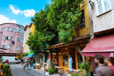 İstanbul 'un Balat ilçesinde bir sokak. Türkiye 'deki arka plan fotoğrafına git. İstanbul Türkiye - 8.20.2022