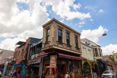 İstanbul 'un Balat ilçesi. Geleneksel Osmanlı evleri. İstanbul Türkiye - 8.20.2022