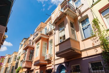 İstanbul 'un Fener ilçesindeki evler. Osmanlı mimarisi. İstanbul Türkiye - 8.20.2022