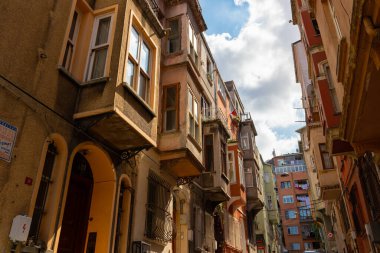 Fener ilçesindeki geleneksel Türk evleri. İstanbul 'daki arka plan fotoğrafına git. İstanbul Türkiye - 8.20.2022