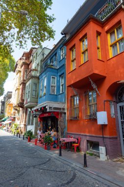 İstanbul 'un Balat ilçesinden geleneksel evler ve sokak manzarası. İstanbul Türkiye - 8.20.2022