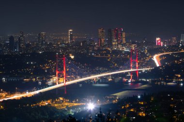 İstanbul gece görüşü. Camlica Hill 'den Boğaz Köprüsü' ne. Türkiye arkaplan fotoğrafı.