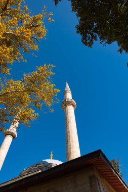 Caminin dikey fotoğrafı. Uskudar 'daki Atik Valide Camii. Osmanlı mimari arka plan fotoğrafı.