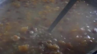 Emin misin yoksa Noah Puding mi? Ev yapımı asure, arka plan 4K videosu yapıyor. Geleneksel Türk tatlıları.