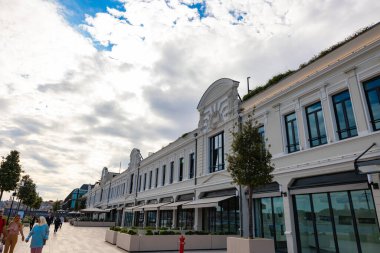 Paket postanesi namı diğer Galataport Postane Binası ve insanlar. İstanbul Türkiye - 9.21.2022