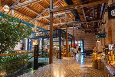 Zeytinburnu İstanbul 'daki Fisekhane Alışveriş Merkezi' nin içi. İstanbul Türkiye - 9.21.2022