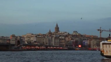 Galata Kulesi ve Ferry. İstanbul arka plan videosuna git. İstanbul Türkiye - 11.25.2021