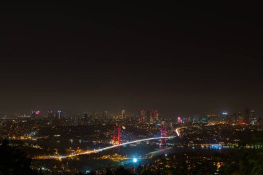İstanbul manzaralı ve gece gökdelenli. Camlica Tepesi Boğazı ve İstanbul Boğazı.
