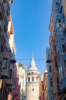 Galata Kulesi manzaralı. İstanbul 'daki dikey arka plan fotoğrafına git. İstanbul 'un simgeleri.