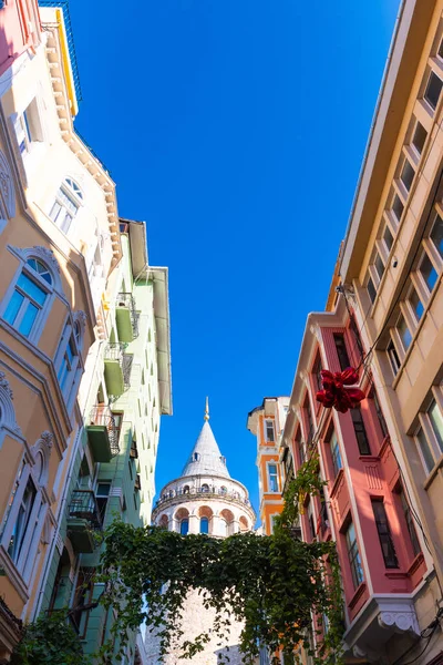 İstanbul 'daki arka plan fotoğrafına git. tarihi binalar ve sokaktan Galata Kulesi manzarası.