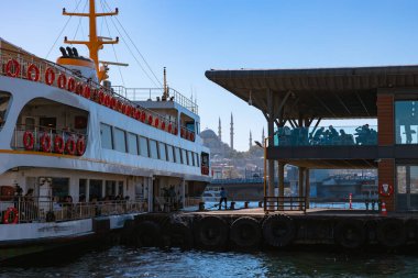 İstanbul 'a git. Arka planda Karaköy İskelesi yakınlarındaki feribot ve Süleyman Camii. İstanbul Türkiye - 9.30.2022