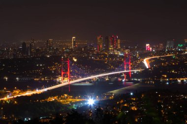 İstanbul gece görüşü. İstanbul Boğazı Köprüsü ve Camlica Tepesi 'nden ufuk çizgisi.