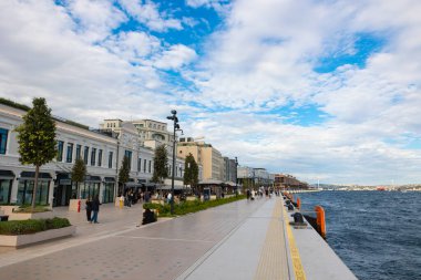 Bulutlu gökyüzü ile Galataport manzarası. İstanbul 'daki arka plan fotoğrafına git. İstanbul Türkiye - 9.21.2022
