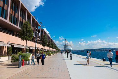 Galataport ve turistler. Galataport İstanbul Alışveriş Merkezi. İstanbul Türkiye - 9.24.2022