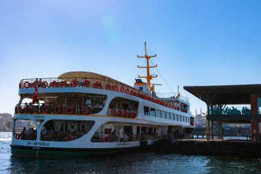 İstanbul feribotları. Karaköy iskelesine yakın bir feribot. İstanbul 'un toplu taşıma sistemi. İstanbul Türkiye - 9.30.2022