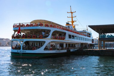 İstanbul 'un ünlü feribotları. Karaköy iskelesine yakın bir feribot. İstanbul Türkiye - 9.30.2022