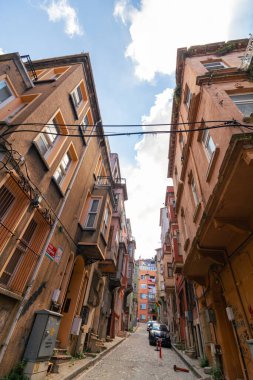 Balat caddeleri. İstanbul 'daki arka plan dikey fotoğrafına git. Tarihi Türk evleri. İstanbul Türkiye - 8.20.2022