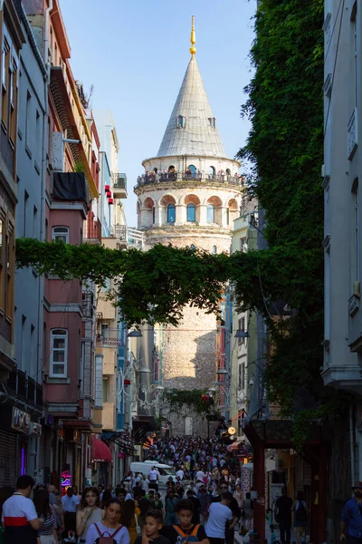 갈라타 타워는 거리와 관광객들로 이스탄불의 뒷배경 선택적 집중입니다 이스탄불 2022 — 스톡 사진