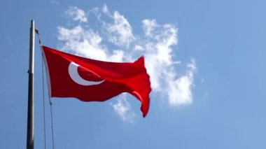 Türk bayrağı bulutlu gökyüzünde dalgalanıyor. Türk ulusal bayram videosu. 29 Ekim Cumhuriyet Günü veya cumhuriyet bayrami veya 19 Mayıs veya 30 Ağustos veya zafer bayrami arka plan videosu.